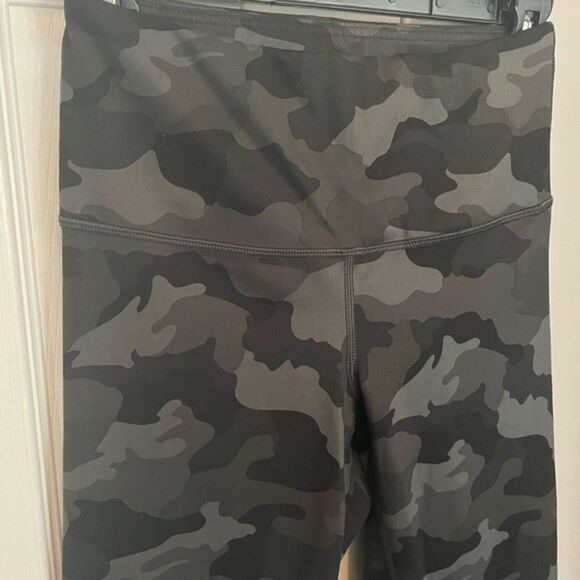 Yogalicious Lux Gray Camo Print Cropped Workout Leggings Size Small - Picture 4 of 7